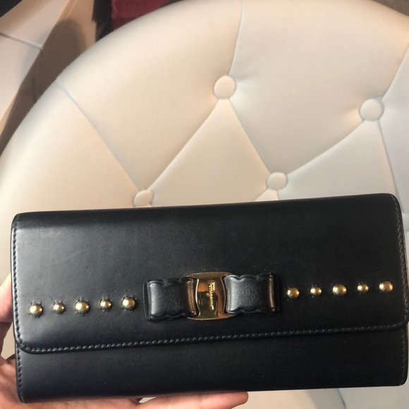 🩷SOLD🩷Ferragamo Vara Bow with Gold Studs BLK Wallet - Picture 2 of 12